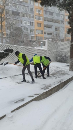 Qarlı günlərdən sonra Nərimanov rayonunda da təmizlik işləri davam etdirilir - FOTOLAR